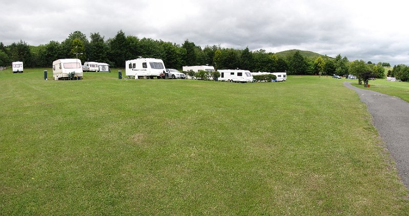 camping wooler.jpg - Plek zat op de camping, behalve in het weekend. Want op vrijdagavond stroomde de camping steeds vol, om dan op zondag weer compleet leeg te lopen.